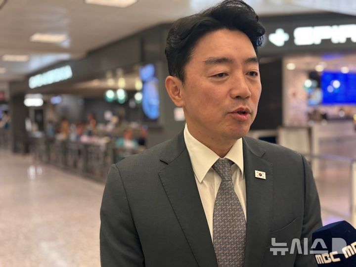[워싱턴=뉴시스]이윤희 특파원 = 한미 정상회담을 하루 앞둔 24일(현지 시간) 강훈식 대통령실 비서실장이 미국 워싱턴DC 인근 덜레스국제공항으로 입국하며 특파원들의 질문에 답하고 있다. 대통령 순방 기간 비서실장이 해외로 나선 것은 이례적이며, 당초 계획된 일정도 아니라 한미 정상회담 준비에 차질이 생긴 것이 아니냐는 우려가 제기되고 있다. 2025.08.25.  