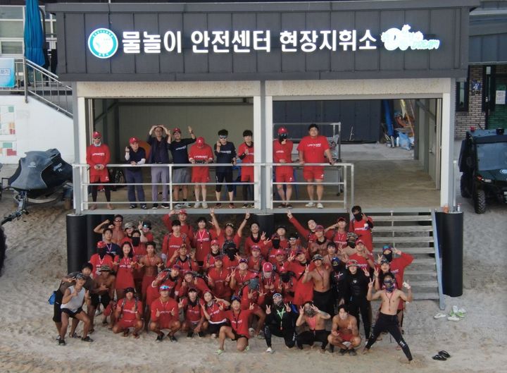 [보령=뉴시스] 대천해수욕장 개장 동안 피서객안전을 지켜준 물놀이 안전요원들 기념촬영. (사진=보령시청 제공) 2025.08.25. photo@newsis.com *재판매 및 DB 금지