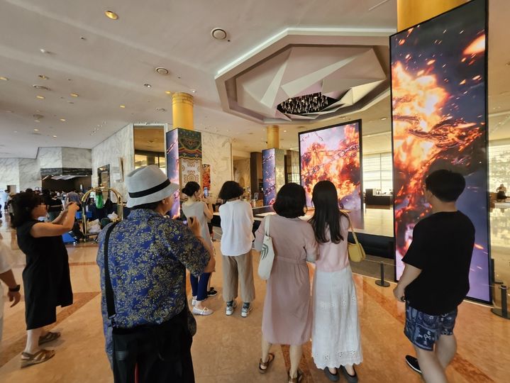 [안동=뉴시스] 지난 24일 힐튼호텔 경주 중앙로비에서 AI, 첨단 미디어, 스틸아트 기법으로 경주의 문화유산을 구현한 특별전시 '빛으로 피어나는 신라'를 선보이자 관람객들이 몰려들고 있다. (사진=경북도 제공) 2025.08.25. photo@newsis.com *재판매 및 DB 금지