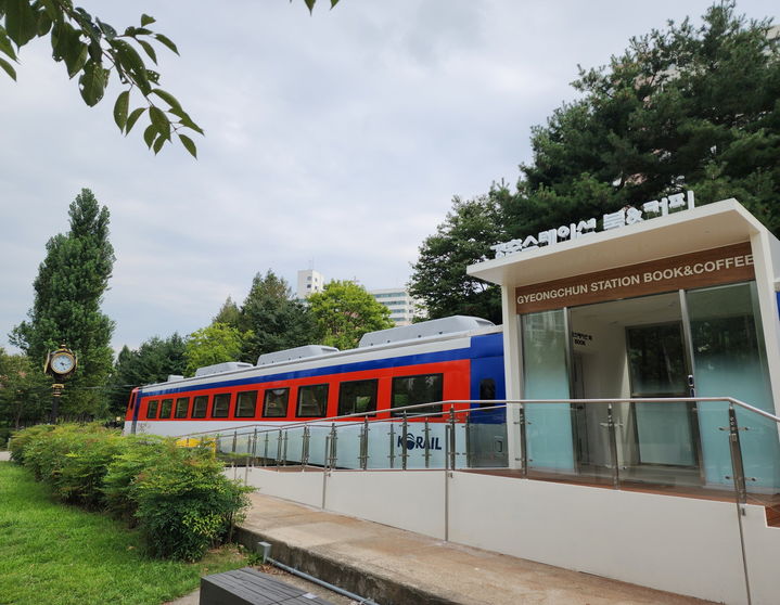 [서울=뉴시스] 경춘스테이션 북앤드커피. 2025.08.25. (사진=노원구 제공) *재판매 및 DB 금지