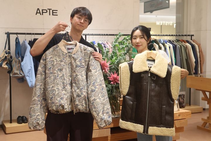 [서울=뉴시스] 롯데홈쇼핑이 럭셔리 패션의 성지인 압구정에서 해외 패션 온라인 편집숍 '아프트(APTE)' 팝업 스토어를 운영한다고 25일 밝혔다. (사진=롯데홈쇼핑 제공) *재판매 및 DB 금지