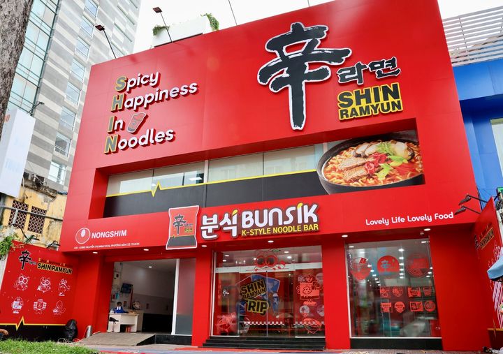 [서울=뉴시스] 농심이 베트남 호치민에 마련한 신라면 분식 외관 모습.(사진=농심 제공) *재판매 및 DB 금지