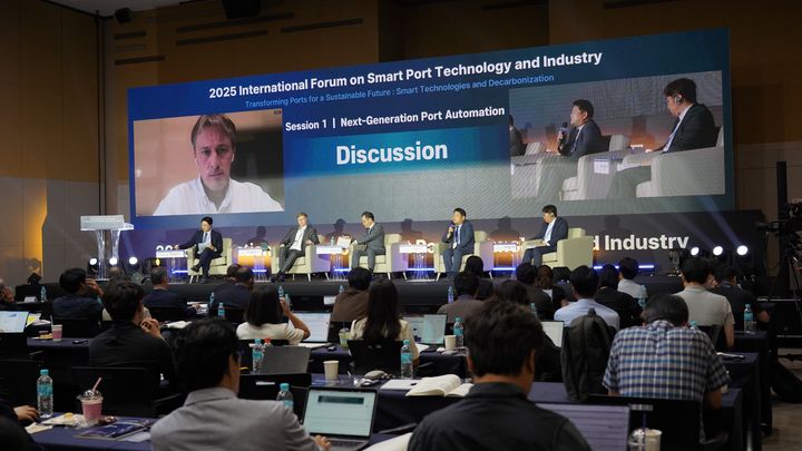 [부산=뉴시스] 한국해양수산개발원(KMI)은 국제항만협회(IAPH)와 공동으로 '스마트 항만 기술 산업 국제 포럼'을 진행하고 있다. (사진=KMI 제공) 2025.08.25. photo@newsis.com *재판매 및 DB 금지