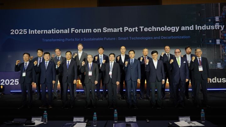 [부산=뉴시스] 한국해양수산개발원(KMI)과 국제항만협회(IAPH)가 공동으로 개최한 '스마트 항만 기술 산업 국제 포럼'에서 참석자 단체 기념 사진이 촬영되고 있다. (사진=KMI 제공) 2025.08.25. photo@newsis.com *재판매 및 DB 금지