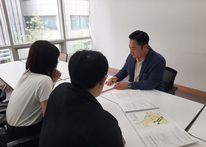 [광명=뉴시스]하안동 재개발·재건축 현장지원센터에 설치된 '정비사업 상담창구' 에서 정비사업 전문 직원이 상담을 하고 있다.(사진=광명시 제공)2025.08.25.photo@newsis.com *재판매 및 DB 금지