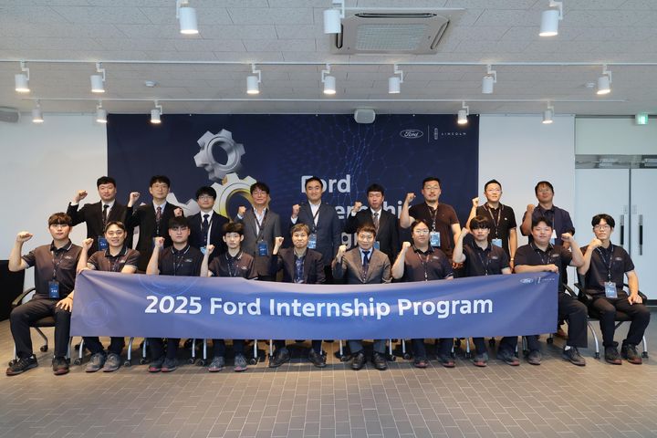 [서울=뉴시스] 지난 22일 경기 평택시에 있는 포드세일즈서비스코리아 트레이닝센터에서 '2025 포드 미래 인재 양성 프로그램' 참가자들이 기념촬영을 하고 있다. (사진=포드세일즈서비스코리아 제공) 2025.08.25 photo@newsis.com *재판매 및 DB 금지