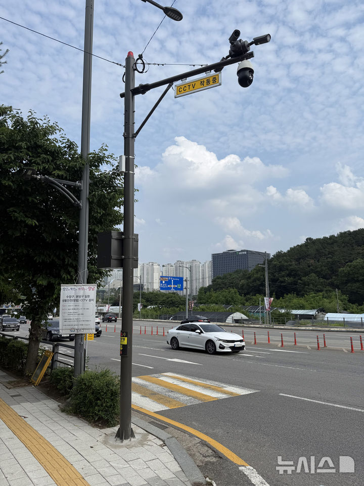 [성남=뉴시스] 성남시 백현동 안양판교로 한국석유관리원 인근에 신규 설치된 CCTV (사진=성남시 제공) 2025.08.25.photo@newsis.com
