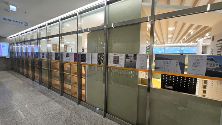 [대구=뉴시스] 대구 서변숲도서관 2025년 상반기 문화강좌 수강생 작품 전시회 모습. (사진=행복북구문화재단 제공) 2025.08.25. photo@newsis.com *재판매 및 DB 금지