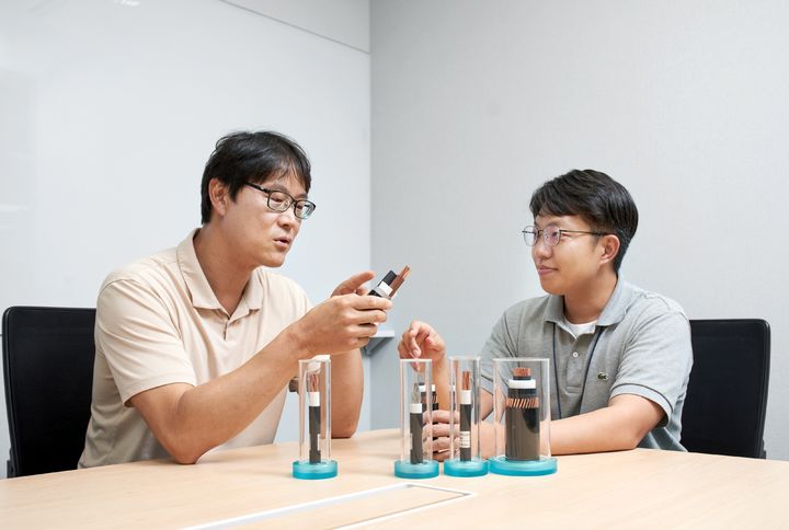 [서울=뉴시스]LS전선 직원들이 국내 최초로 개발한 AC·DC 겸용 PP 케이블에 대해 논의하고 있다. (사진 = 업체 제공) 2025.08.25. photo@newsis.com *재판매 및 DB 금지