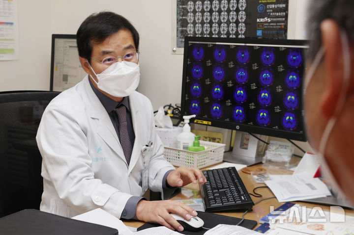 [서울=뉴시스] 정선주 서울아산병원 신경과 교수가 파킨슨병 진단 전 렘수면 행동장애를 경험한 환자를 진료하고 있다. (사진= 서울아산병원 제공)