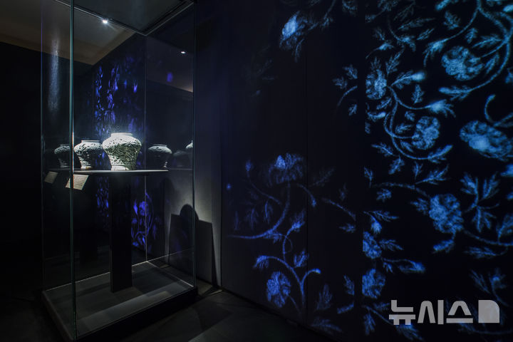 [서울=뉴시스] 논산 백제군사박물관 '푸른 빛에 담긴 품위와 권위, 왕실 청화백자' 전시 (사진=국립중앙박물관 제공) 2025.08.25. photo@newsis.com