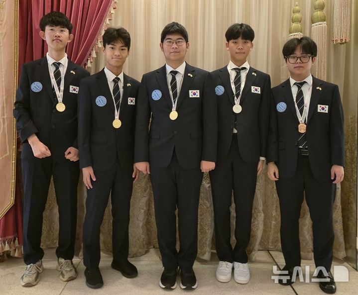 [서울=뉴시스]과학기술정보통신부와 한국과학창의재단은 제18회 국제천문및천체물리올림피아드에서 한국대표단이 금메달 3명, 은메달 1명, 동메달 1명으로 전원이 메달을 획득했다고 25일 밝혔다. 사진은 이번 국제천문및천체물리올림피아드에 한국대표단으로 참여한 정태훈, 오승민, 민지호, 유찬영, 이용건 학생(왼쪽부터). (사진=과기정통부 제공)