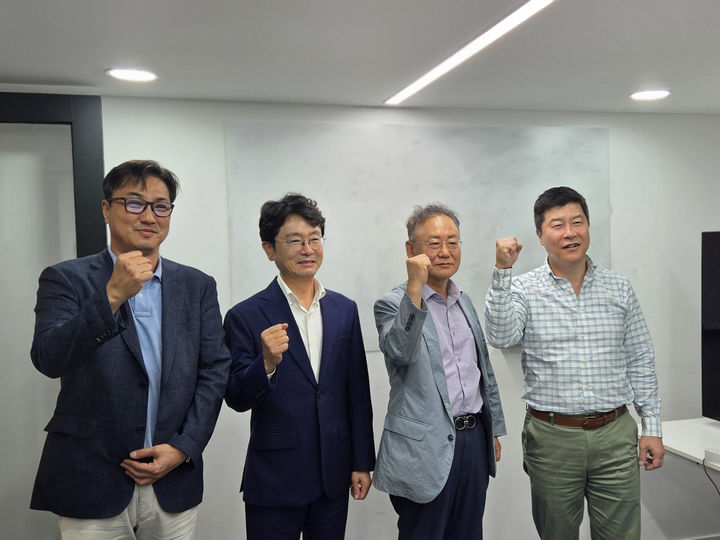 왼쪽부터 안준형 디윅스 대표, 안인구 클라비 대표, 김상욱 대보DX 대표, 남운성 시선AI 대표 (사진=디윅스) *재판매 및 DB 금지