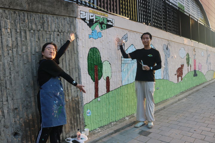 [세종=뉴시스] 사진은 농업·농촌의 가치를 담은 도안을 제작한 '이누아리두리'작가와 대학생 동아리 ‘꿈꾸는 붓’이 기념 촬영을 하고 있는 모습. (사진=농식품부 제공) 2025.08.25. photo@newsis.com *재판매 및 DB 금지