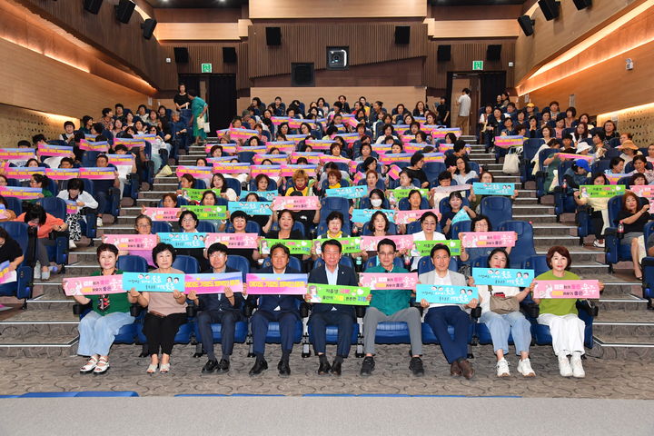 [울산=뉴시스] 저출생 극복 홍보캠페인 퍼포먼스. (사진=뉴시스 DB). photo@newsis.com *재판매 및 DB 금지