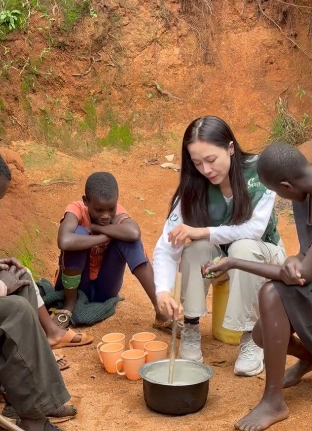 [서울=뉴시스] 배우 홍수현(44)이 아프리카에서 선행을 펼쳤다. (사진=홍수현 인스타그램 캡처) 2025.08.25. photo@newsis.com *재판매 및 DB 금지