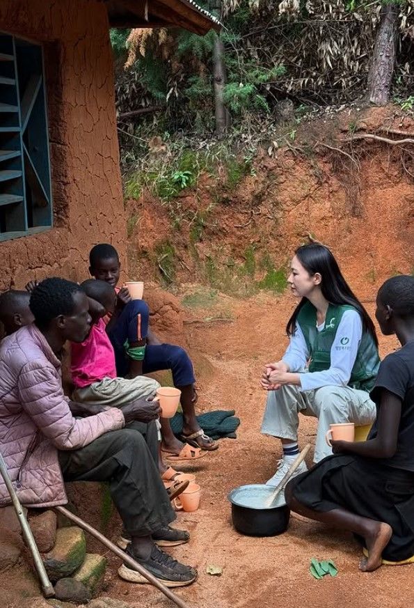 [서울=뉴시스] 배우 홍수현(44)이 아프리카에서 선행을 펼쳤다. (사진=홍수현 인스타그램 캡처) 2025.08.25. photo@newsis.com *재판매 및 DB 금지