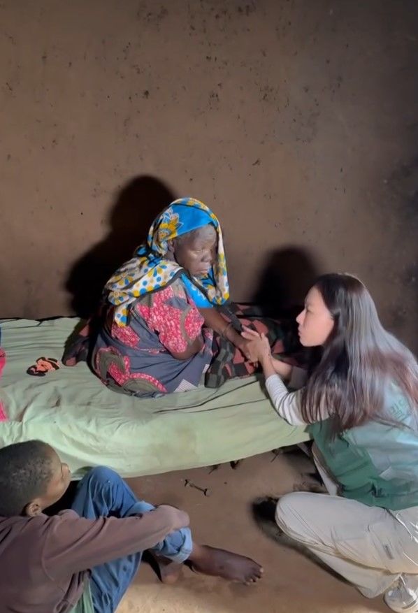 [서울=뉴시스] 배우 홍수현(44)이 아프리카에서 선행을 펼쳤다. (사진=홍수현 인스타그램 캡처) 2025.08.25. photo@newsis.com *재판매 및 DB 금지