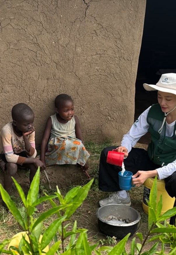 [서울=뉴시스] 배우 홍수현(44)이 아프리카에서 선행을 펼쳤다. (사진=홍수현 인스타그램 캡처) 2025.08.25. photo@newsis.com *재판매 및 DB 금지