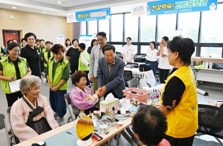 [창녕=뉴시스] 성낙인 겨남 창녕군수가 이동복지관 행사에 참여해 어르신들에게 인사를 하고 있다. (사진=창녕군 제공) 2025.08.25. photo@newsis.com *재판매 및 DB 금지