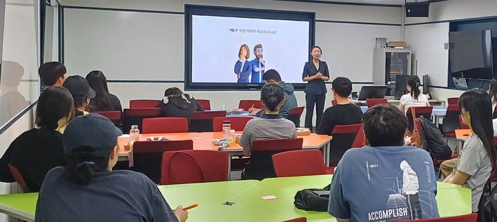 [대전=뉴시스] 배재대 대학일자리플러스본부 '칼퇴를 부르는 업무스킬 UP' 프로그램 진행 모습. (사진=배재대 제공) 2025.08.25. photo@newsis.com *재판매 및 DB 금지