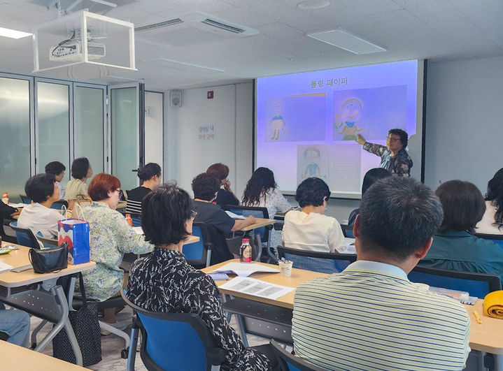 [창녕=뉴시스] 성인문해교육 강사 직무 역량강화 보수교육을 하고 있다. (사진= 창녕군 제공) 2025.08.25. photo@newsis.com *재판매 및 DB 금지