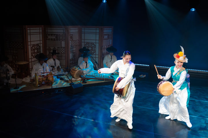 [부산=뉴시스] 더문댄스컴퍼니 부산 거리공연 모습. (사진=국립부산국악원 제공) 2025.08.25. photo@newsis.com *재판매 및 DB 금지