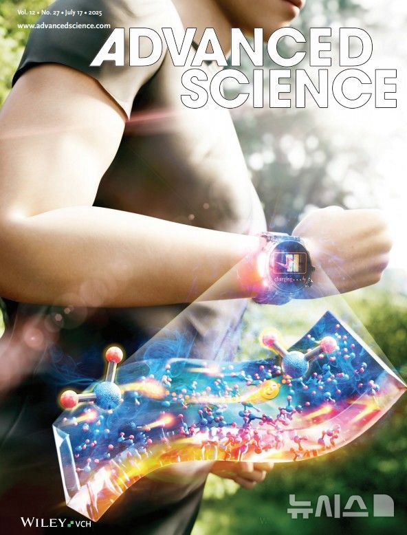 [포항=뉴시스] 송종욱 기자 = 포스텍 기계공학과 진현규 교수, 김민영 박사 연구팀이 신소재공학과 이동화·최시영 교수, 미국 오하이오 주립대 조셉 헤레만스 교수와 함께 '산소의 빈자리'라는 미세한 결함을 조절해 버려지는 열로 전기를 만드는 기술 성능을 획기적으로 높였다. 사진은 진 교수 연구팀의 연구가 우수성을 인정 받아 국제 학술지 '어드밴스드 사이언스' 표지 논문으로 실린 모습. (사진=포스텍 제공) 2025.08.25. photo@newsis.com