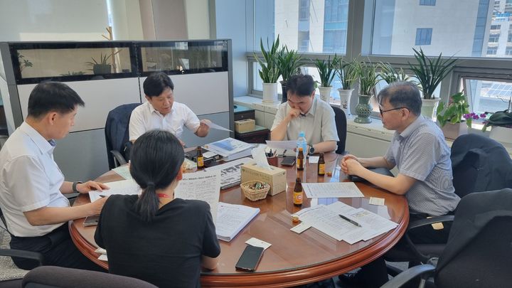 [부산=뉴시스] 남해지방해양경찰청은 지자체를 대상으로 한 해안 방제 컨설팅을 실시하고 있다. (사진=남해지방해양경찰청 제공) 2025.08.25. photo@newsis.com *재판매 및 DB 금지