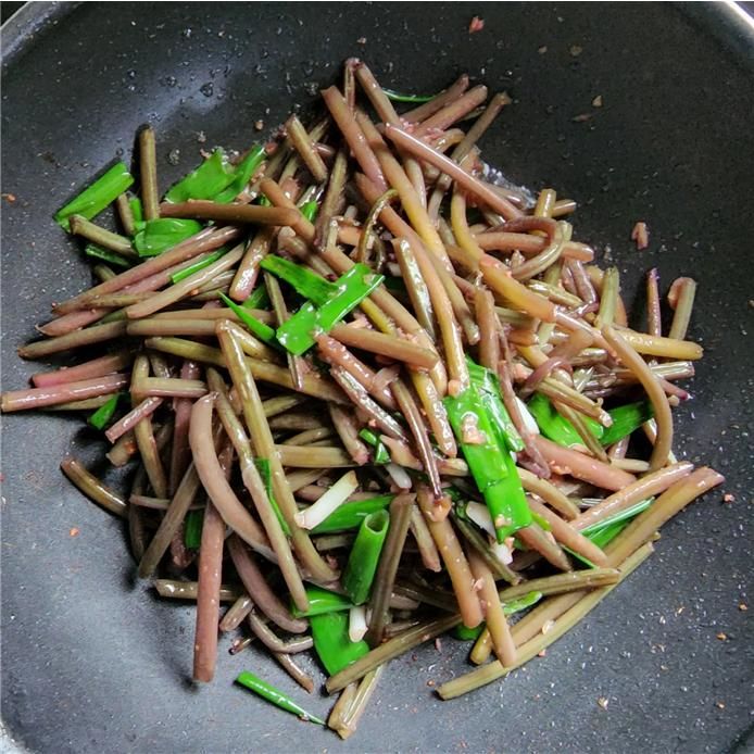 [세종=뉴시스] 농촌진흥청이 국내 고구마 품종의 지상부(어린순·잎·잎자루·줄기)에서 항산화·혈당 조절에 도움을 주는 성분인 카페오일퀸산(CQA)을 조사해 기능성 식재료로 활용할 수 있음을 확인했다고 25일 밝혔다. 사진은 통채루 잎자루 나물. (사진=농진청 제공) 2025.08.25. photo@newsis.com *재판매 및 DB 금지