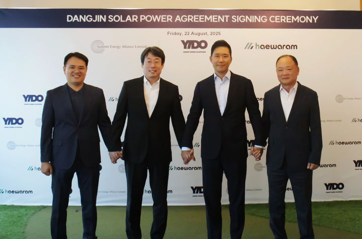[서울=뉴시스] 클린테크 선도기업으로 입지를 강화하고 있는 이도가 신재생에너지 투자 전문기업 써밋에너지얼라이언스(SEAL)와 손잡고 차세대 태양광 프로젝트를 본격 추진한다고 25일 밝혔다. 사진 우측부터 채재훈 이도 상무, 최정훈 이도 대표이사, 방희석 SEAL 대표이사, 박평남 해와람 대표이사. (사진=이도 제공) 2025.8.25. photo@newsis.com *재판매 및 DB 금지