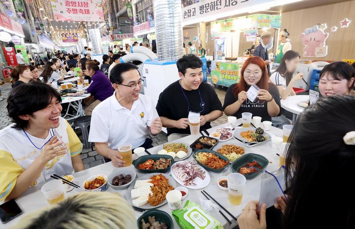[대전=뉴시스] 조명휘 기자 = 박희조 대전 동구청장이 ‘중앙시장 푸드페스타'에서 청년들과 대화를 나누고 있다. (사진= 동구청 제공) 2025.08.25. photo@newsis.com *재판매 및 DB 금지