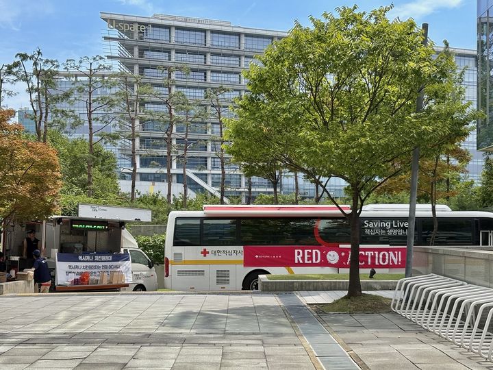 [서울=뉴시스] NHN이 그룹사 임직원으로 구성된 사내 봉사단 '리틀 스카우트'와 식사 지원 봉사활동을 진행하고 헌혈 캠페인 '레드액션'으로 사회를 위한 실천 활동을 이어가고 있다고 25일 밝혔다. 사진은 헌혈 캠페인 '레드액션' (사진=NHN 제공) *재판매 및 DB 금지