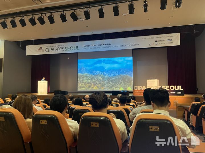 [서울=뉴시스] 25일 국립중앙박물관에서 개막한 '제30회 CIPA 2025 SEOUL'에 전 세계 53개국 문화유산 전문가와 연구자 400여 명이 참석했다. 2025.08.25. suejeeq@newsis.com