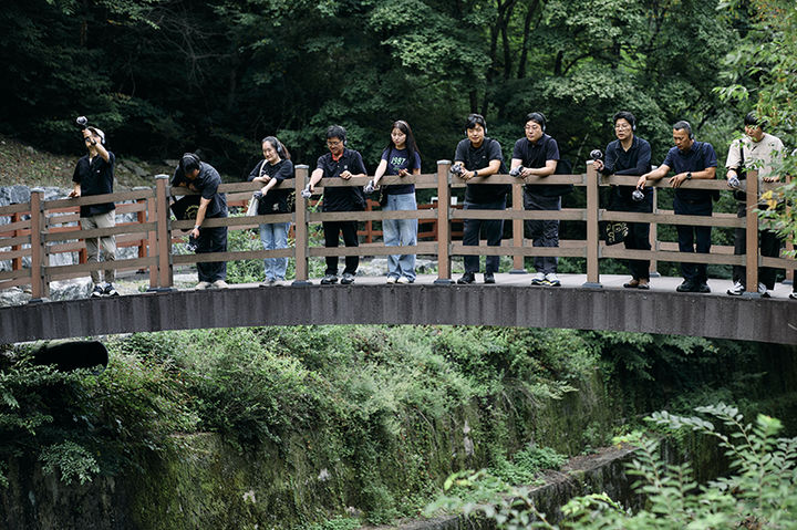 정선 화암약수에서 자연의 소리를 귀 기울이며 걷는 웰니스 프로그램.(사진=정선군 제공) *재판매 및 DB 금지