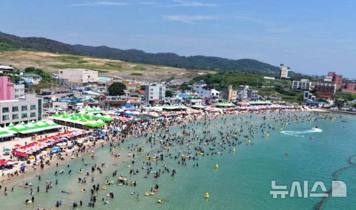 [포항=뉴시스] 송종욱 기자 = 경북 포항시는 지난달 12일 개장해 44일간 운영한 8개 지정 해수욕장의 여름 대장정을 마무리하고, 지난 24일 폐장했다. 사진은 피서객이 가장 많이 찾은 남구 구룡포해수욕장 전경. (사진=포항시 제공) 2025.08.25. photo@newsis.com