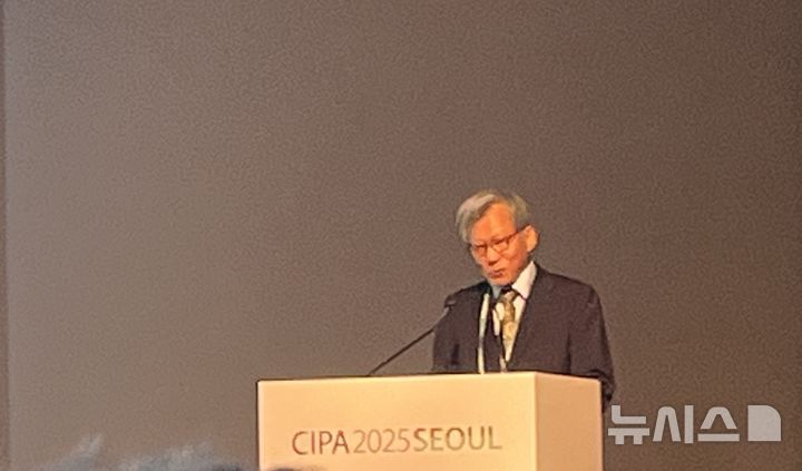 [서울=뉴시스] 25일 국립중앙박물관 대강당에서 개막한 '제30회 CIPA 2025 SEOUL'에서 유홍준 국립중앙박물관이 개회사를 하고 있다. 2025.08.25. suejeeq@newsis.com