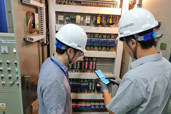 정선군시설관리공단이 산업안전과 중대재해 예방을 강화하기 위해 도입한 클라우드 기반 ‘안전보건 플랫폼(Plan2do)’점검 모습.(사진=정선군 제공) *재판매 및 DB 금지