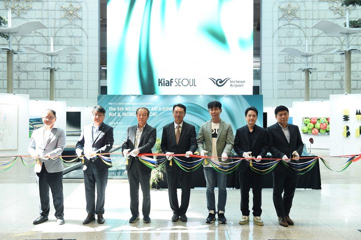 [서울=뉴시스] 지난 22일 인천공항 제1여객터미널 밀레니엄홀에서 열린 ‘2025 인천공항 Kiaf 특별전 개막식’에서 인천국제공항공사 김창규 운영본부장(사진 왼쪽에서 두 번째), 유영국미술문화재단 유진 이사장(사진 왼쪽에서 세 번째), 한국화랑협회 이성훈 회장(사진 왼쪽에서 네 번째) 및 양 기관 관계자들이 기념 세리모니를 하고 있다. 2025.08.25. (사진=인천공항공사 제공) photo@newsis.com *재판매 및 DB 금지