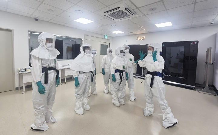 [대전=뉴시스] 충남대병원 임상교육시뮬레이션센터가 최근 변화하는 임상실습 현장을 파악하고 시뮬레이션 교육 역량 강화를 위해 '2025년도 간호대학 교원 임상 연수'를 열었다.(사진=충남대학교병원 제공) 2025.08.25. photo@newsis.com *재판매 및 DB 금지