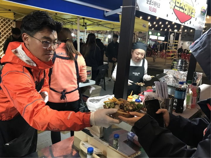 [춘천=뉴시스] 25일 강원특별자치도(도지사 김진태)는 민생경제에 활력을 불어넣기 위해, 그동안 명절 위주로 추진되던 전통시장 장보기 캠페인을 9월부터 매월 정례적으로 실시한다.사진은 인제 전통시장. 강원특별자치도 제공. *재판매 및 DB 금지