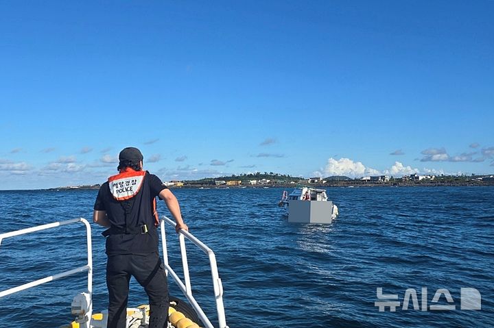 [서귀포=뉴시스] 서귀포해양경찰서가 25일 오전 제주 서귀포시 모슬포항에서 출항한 모터보트 A호(4.87t·승선원 9명)가 엔진 고장으로 해상에 표류하고 있다는 신고를 접수한 후 현장으로 향하고 있다. (사진=서귀포해양경찰서 제공) 2025.08.25. photo@newsis.com *재판매 및 DB 금지