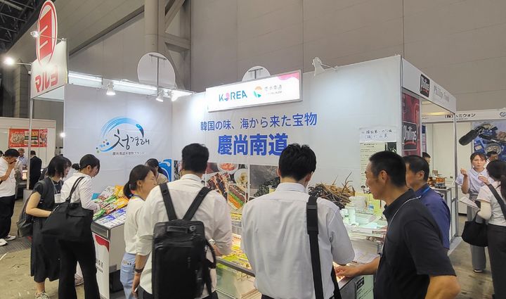 [창원=뉴시스] 경남도가 20일부터 22일까지 열린 올해 '도쿄 국제 수산식품박람회' 현장에 운영한 경남도 수산물 홍보관. (사진=경남도 동경사무소 제공) 2025.08.25. photo@newsis.com *재판매 및 DB 금지