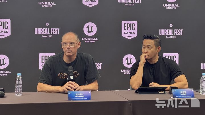 [서울=뉴시스] 윤정민 기자 = 팀 스위니 에픽게임즈 최고경영자(CEO, 왼쪽)와 박성철 에픽게임즈 코리아 대표가 25일 오후 서울 강남구 코엑스에서 열린 '언리얼 페스트 서울 2025' 기자간담회에 참석했다. 2025.08.25. alpaca@newsis.com