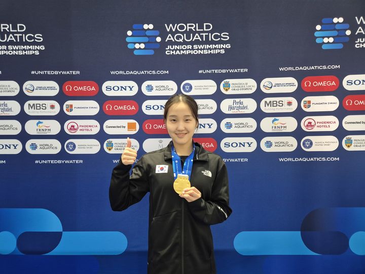 [서울=뉴시스]여자 평영 200m 한국기록 보유자인 문수아(서울체고)가 25일(한국 시간) 루마니아 오토페니에서 열린 2025 제10회 세계주니어수영선수권대회 여자 평영 200m 결승에서 2분47초77를 기록, 한국 수영 사상 최초로 세계주니어수영선수권대회에서 금메달을 목에 걸었다. (사진=대한수영연맹 제공) 2025.08.25. photo@newsis.com *재판매 및 DB 금지