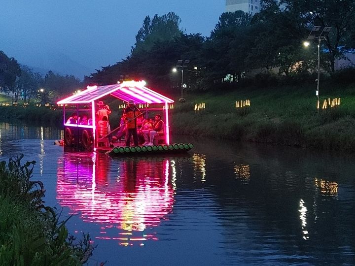 [서울=뉴시스] 뗏목체험. 2025.08.25. (사진=서초구 제공) *재판매 및 DB 금지