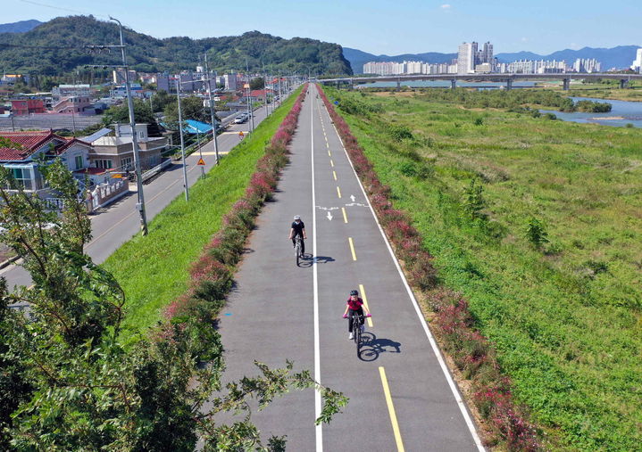[밀양=뉴시스] 밀양강 자전거길 라이딩 전경. (사진=밀양시 제공) 2025.08.26 photo@newsis.com *재판매 및 DB 금지