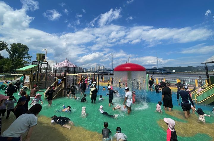 [창원=뉴시스] 경남 창원시 3·15해양누리공원 어린이 물놀이장. (사진=창원시 제공) 2025.08.25. photo@newsis.com *재판매 및 DB 금지