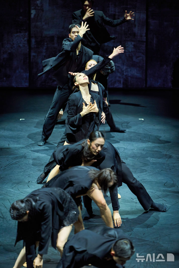  [서울=뉴시스]유회웅 안무가의 '노 모어(No More)' 공연 장면. (사진=세종문화회관 제공)