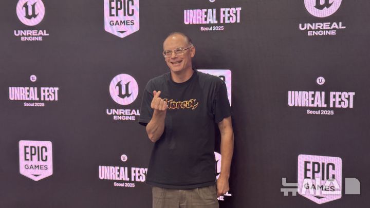 [서울=뉴시스] 윤정민 기자 = 팀 스위니 에픽게임즈 최고경영자(CEO)가 25일 오후 서울 강남구 코엑스에서 열린 '언리얼 페스트 서울 2025' 기자간담회를 마친 뒤 하트 포즈를 취하고 있다. 2025.08.25. alpaca@newsis.com